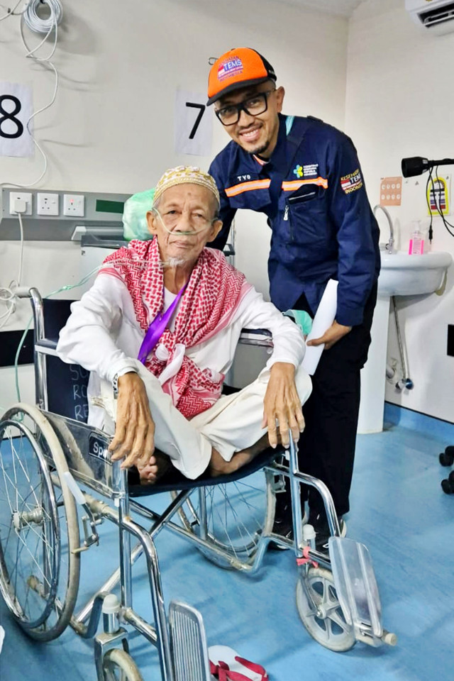 Dokter Budi Prasetyo saat melayani jemaah di Arab Saudi. Foto: Dok. Pribadi