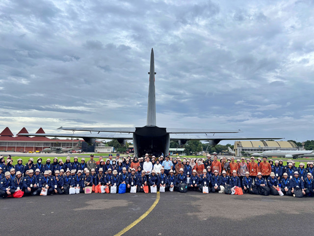 Kepala BPS dan mahasiswa STIS berfoto bersama sebelum diberangkatkan di Lanud Halim Perdanakusuma, Jakarta Timur, Kamis (15/1/2026). Foto: Argya D. Maheswara/kumparan 