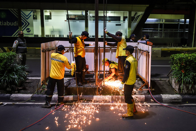 Petugas Dinas Bina Marga memotong tiang monorel di Jalan HR Rasuna Said, Jakarta Selatan pada Rabu (14/1) malam sebagai tahap awal. Foto: Iqbal Firdaus/kumparan