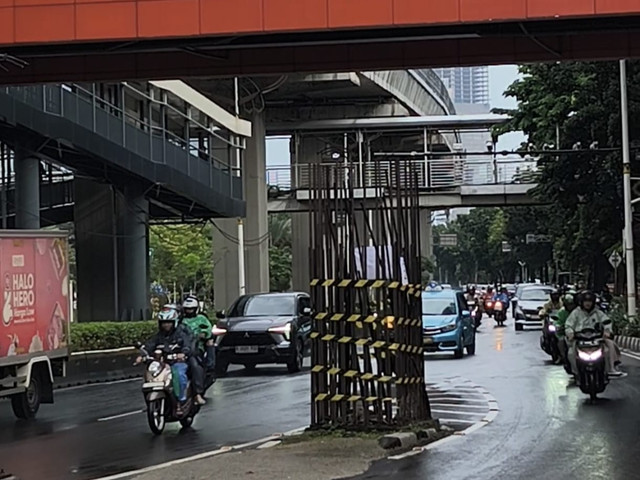 Kondisi lalu lintas pasca pembongkaran monorail di Jalan Rasuna Said, Jakarta Selatan, Kamis (15/1). Foto: Jeni Ritanti/kumparan