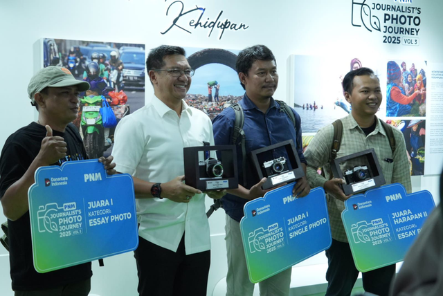 Para pemenang PNM Journalist’s Photo Journey yang dipamerkan di Stasiun MRT Bundaran HI, Jakarta. Foto: Dok. PNM