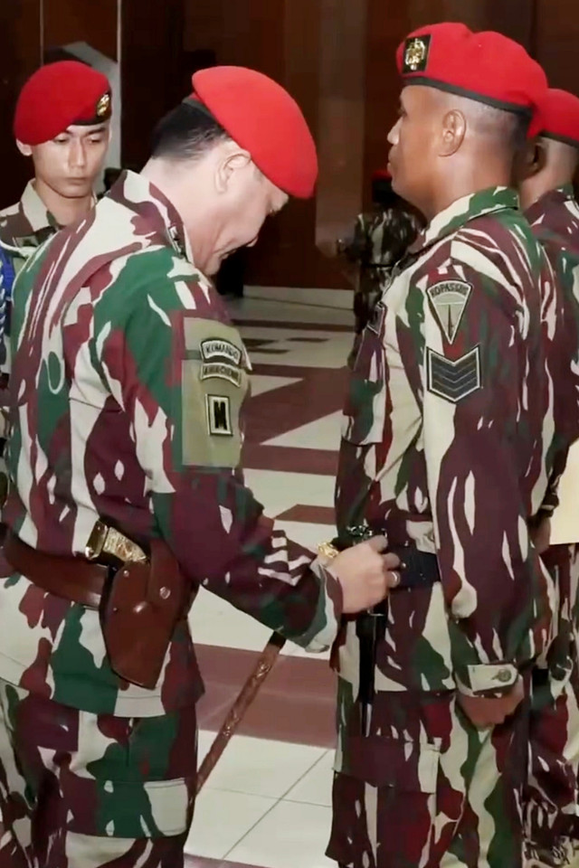 Panglima Kopassus, Djon Afriandi secara resmi menyematkan Sangkur Perak kepada Serma Edi Sutono. Foto: penkopassus/Instagram