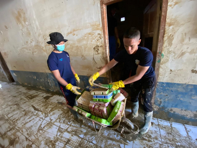 Taruna Politeknik Pengayoman Indonesia (Poltekpin) bantu membersihkan lapas, sekolah, dan rumah dinas di Aceh Tamiang, Aceh, Rabu (14/1/2026). Foto: Dok. Kemenkum