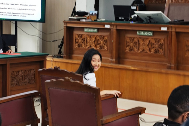 Terdakwa kasus penghasutan aksi demontrasi 2025, Laras Faizati tiba jelang pembacaan vonis di Ruang Sidang Utama PN Jakarta Selatan, Kamis (15/1/2026). Foto: Luthfi Humam/kumparan