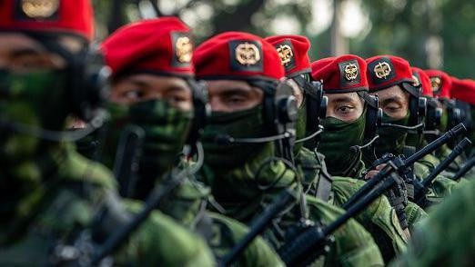 Personel TNI dalam acara perayaan ulang tahun ke-80 di Jakarta.