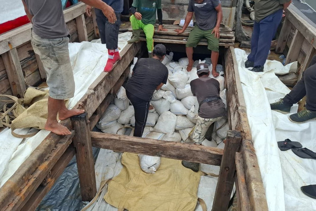 TNI AL gagalkan penyelundupan 25 ton timah ilegal di Perairan Bangka Timur Selat Bangka, Kepulauan Bangka Belitung. Foto: Dispenal