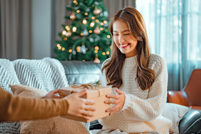 Ilustrasi menerima hadiah ulang tahun. Foto: Shutterstock