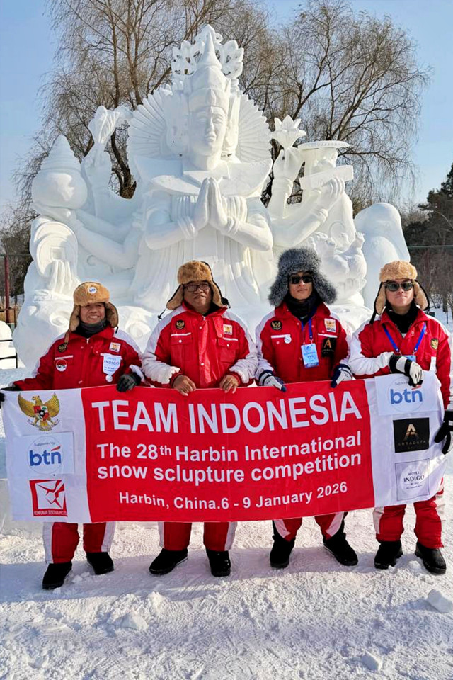 Empat seniman Bali, I Nyoman Sungada, I Ketut Suaryana, Gede Agus Kurniawan, dan I Gede Agustin Anggara membuat patung Dewi Dhawantari dan meraih juara III dalam 28th Harbin International Snow Sculpture, Jumat waktu setempat (9/1/2026). Foto: Dok. I Nyoman Sungada