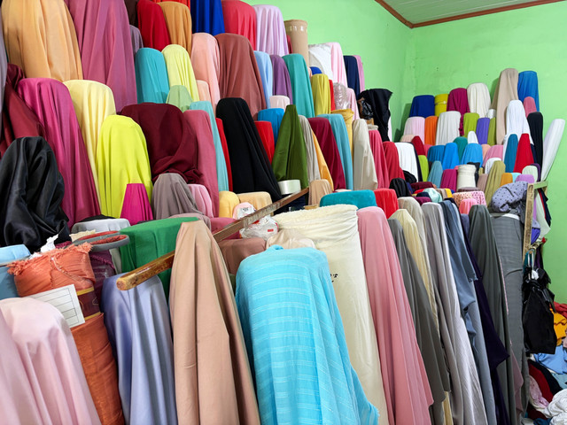 Suasana Pasar Tekstil Cipadu yang sepi pengunjung di Tangerang, Banten. Foto: Najma Ramadhanya/kumparan