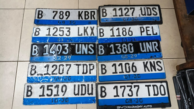 Plat Nomor Kendaraan yang diamankan Satpol PP Kelapa Gading dari tukang tambal ban yang mengumpulkannya saat banjir dan mematok harga untuk para pemilik yang ingin mengambilnya sebagai tebusan. Foto: Dok. Satpol PP Kelapa Gading