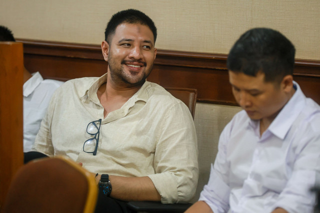 Terdakwa penyalahgunaan narkotika Ammar Zoni (kiri) mengikuti sidang lanjutan dengan agenda mendengarkan keterangan saksi di Pengadilan Negeri Jakarta Pusat, Jakarta, Kamis, (15/1/2026). Foto: Agus Apriyanto