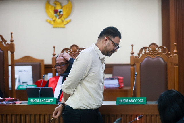 Terdakwa penyalahgunaan narkotika Ammar Zoni  mengikuti sidang lanjutan dengan agenda mendengarkan keterangan saksi di Pengadilan Negeri Jakarta Pusat, Jakarta, Kamis, (15/1/2026). Foto: Agus Apriyanto