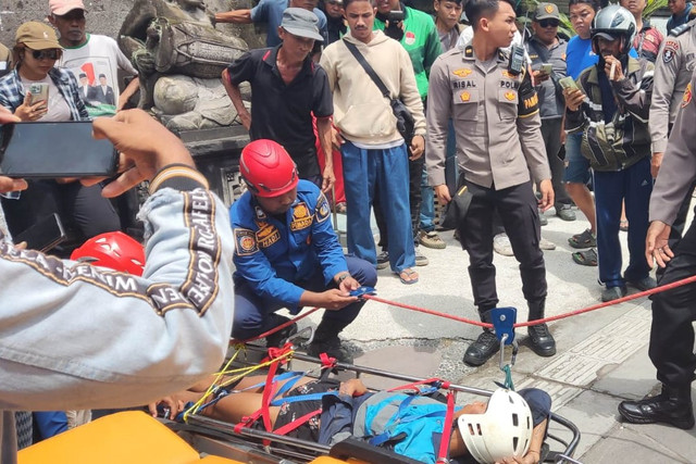 Evakuasi buruh bangunan yang tersengat listrik saat cari kucing di Desa Pererenan, Kecamatan Mengwi, Kabupaten Badung, Bali, Kamis (15/1/2026). Foto: Polres Badung