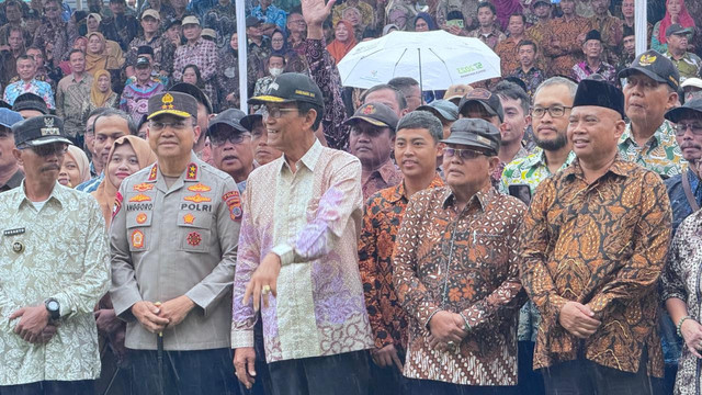 Gubernur DIY, Sultan HB X, foto bersama para lurah se-DIY di tengah hujan dalam peringatan Hari Desa Nasional di Tebing Breksi, Sleman, Kamis (15/1). Foto: Pandangan Jogja/Resti Damayanti