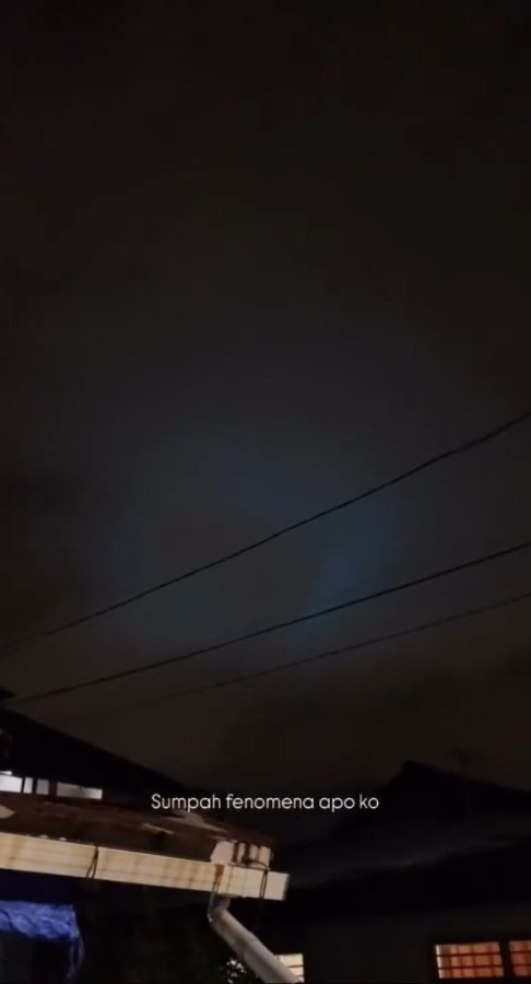 Potongan video yang viral menunjukkan dugaan cahaya mirip Aurora di Sumatra Barat. Foto: Dok. Fhany Triani untuk kumparan