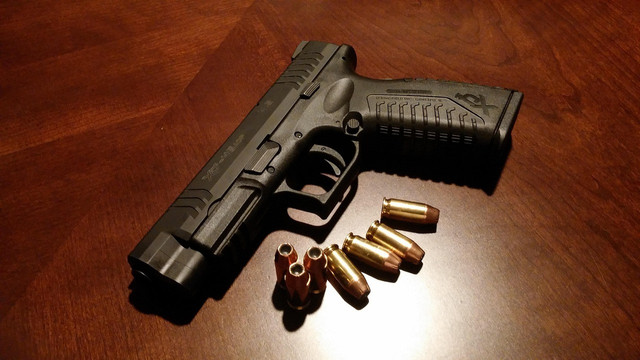 sumber : https://pixabay.com/id/photos/pistol-senjata-api-senjata-peluru-231696/