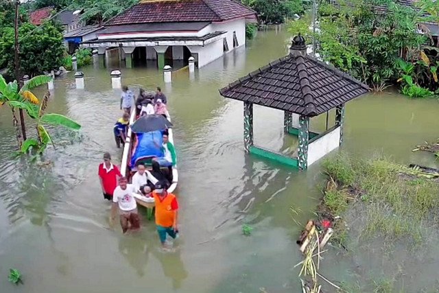 Rekaman CCTV sejumlah warga mengantarkan jenazah ke pemakaman menggunakan perahu untuk menerjang banjir di Desa Mintobasuki, Kecamatan Gabus, Kabupaten Pati, Kamis (15/1/2026). Foto: Dok. Pemdes Mintobasuki