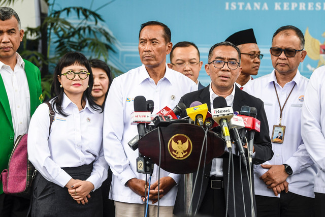 Mendiktisaintek Brian Yuliarto bersama Wamendiktisaintek Stella Christie saat jumpa pers usai mengikuti kegiatan Taklimat Presiden RI dengan Rektor serta Pimpinan PTN dan Swasta Tahun 2026 di Istana Merdeka, Jakarta, Kamis (15/1/2026). Foto: Galih Pradipta/ANTARA FOTO