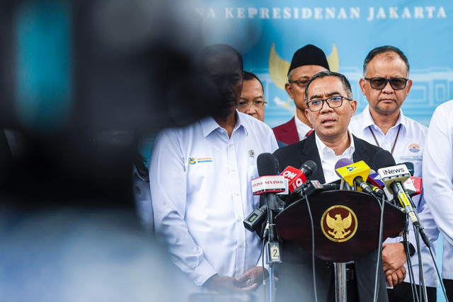 Mendiktisaintek Brian Yuliarto menyampaikan keterangan pers usai mengikuti kegiatan Taklimat Presiden Republik Indonesia dengan Rektor serta Pimpinan Perguruan Tinggi Negeri dan Swasta Tahun 2026 di Istana Merdeka, Jakarta, Kamis (15/1/2026). Foto: Galih Pradipta/ANTARA FOTO