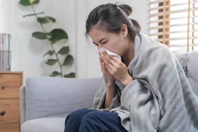 Ilustrasi Perempuan Flu. Foto: Kmpzzz/Shutterstock
