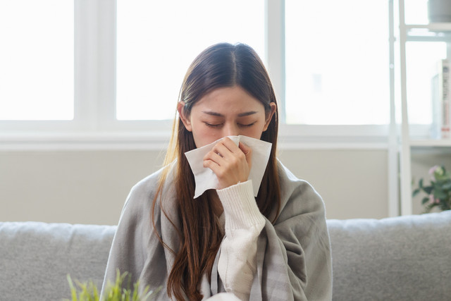 Ilustrasi Perempuan Flu. Foto: Pormezz/Shutterstock
