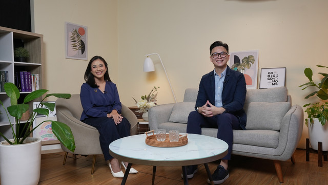 Chief kumparanMOM, Dhini Hidayati bersama Dokter Spesialis Kebidanan dan Kandungan dr. Andrew Yurius Christian, SpOG dalam podcast Ask the Expert kumparanMOM. Foto: kumparan