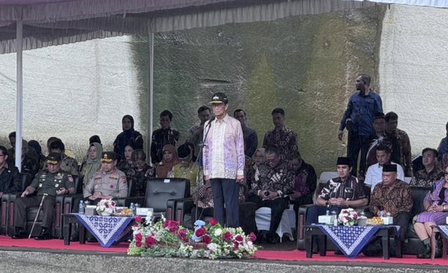Gubernur DIY, Sri Sultan HB X, saat memimpin apel peringaran Hari Desa Nasional di Tebing Breksi, Sleman, Kamis (15/1). Foto: Pandangan Jogja/Resti Damayanti