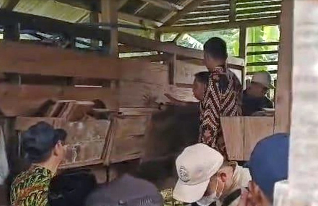 Diskanak Kuningan saat memeriksa kandang kambing yang diserang anjing liar, Kamis (15/1/2026). Foto: Diskanak Kuningan