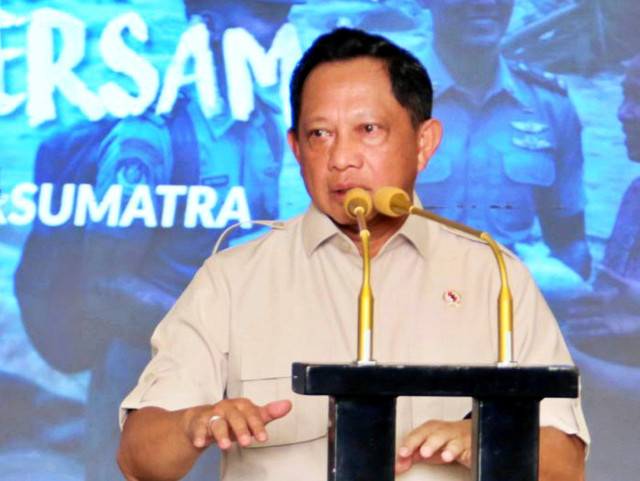 Mendagri, Tito Karnavian saat menghadiri acara Pelepasan Taruna Politeknik Kelautan dan Perikanan ke Lokasi Bencana di Lanud Halim Perdanakusuma, Jakarta, Rabu (14/1/2026). Foto: Dok. Kemendagri