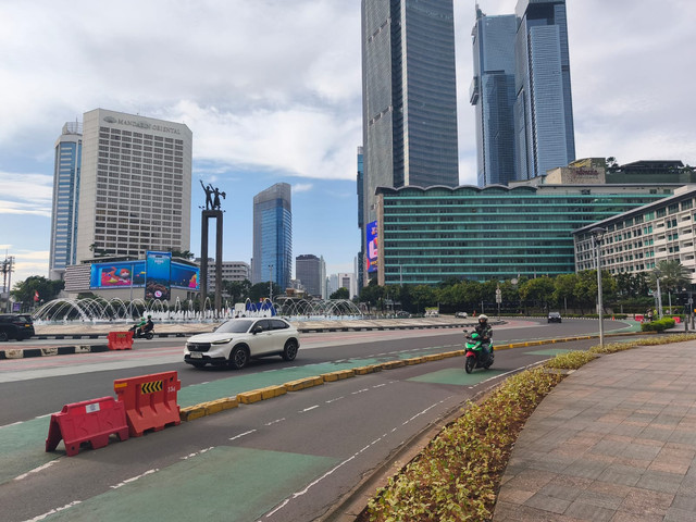 Kondisi lalu lintas di Bundaran Hotel Indonesia (HI), Jakarta Pusat, Jumat (16/1) pagi. Foto: Jeni Ritanti/kumparan