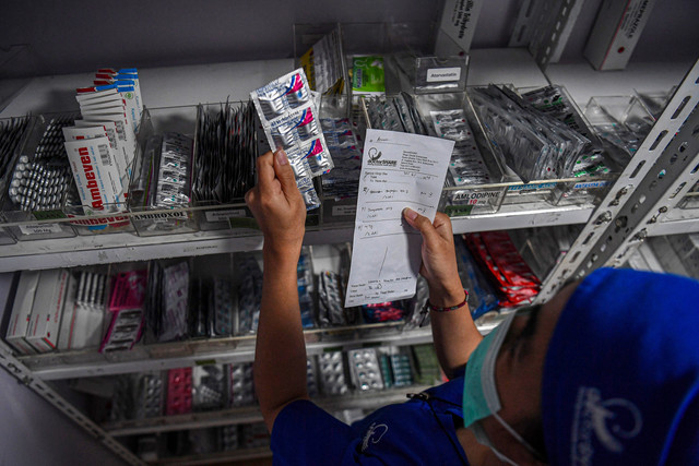 Apoteker memilah obat sesuai resep. Foto: Indrianto Eko Suwarso/ANTARA FOTO