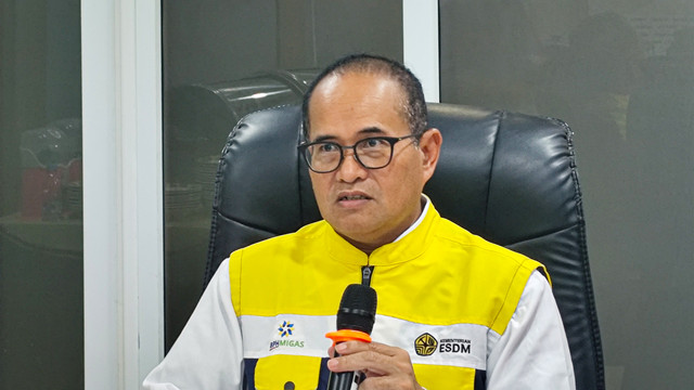 Kepala Badan Pengatur Hilir Minyak dan Gas Bumi (BPH Migas) Wahyudi Anas, memberikan keteranagn pers di Fuel Terminal Gunungsitoli, Nias, Sumatera Utara, Kamis (15/1).  Foto: Widya Islamiati/kumparan