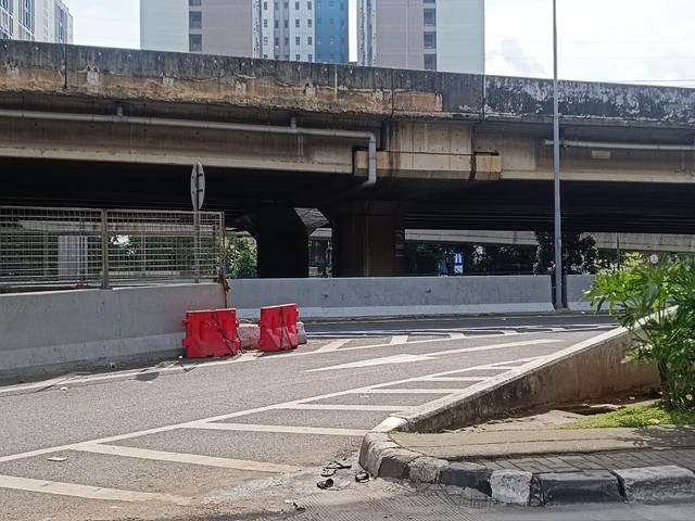 Tidak terlihat adanya aktivitas 'Pak Ogah' maupun petugas dari kepolisian dan Dishub di ramp off exit Tol Rawa Buaya, Cengkareng, Jakarta Barat pada Jumat (16/1) pagi. Foto: Ryan Iqbal/kumparan
