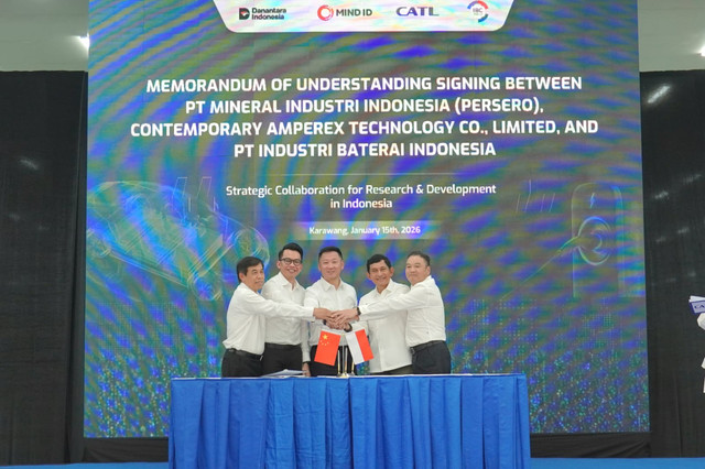 Seremoni First Incoming Equipment to Cell dan penandatanganan MoU antara MIND ID, CATL, dan PT IBI, Kamis (15/1/2026). Foto: dok MIND ID