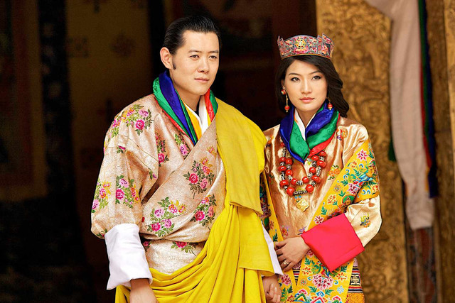 Raja Jigme Khesar Namgyel Wangchuck (kiri) dan Ratu Jetsun Pema (kanan) dari Bhutan. Sumber Gambar: Triston Yeo/Getty Images
