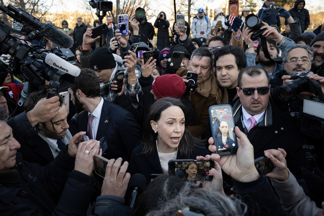 Pemimpin oposisi Venezuela, Maria Corina Machado, dikelilingi oleh wartawan saat ia meninggalkan Gedung Capitol AS setelah bertemu dengan para senator AS pada 15 Januari 2026 di Washington, DC. Foto: Drew ANGERER / AFP