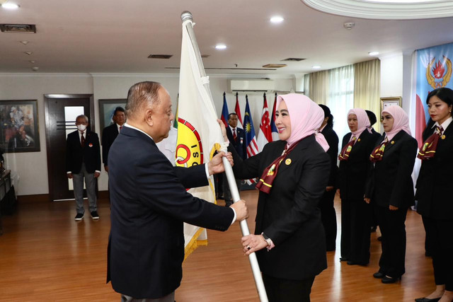 Ketua Umum Komite Olahraga Nasional Indonesia (KONI) Pusat Marciano Norman melantik Tri Tito Karnavian sebagai Ketua Umum Pengurus Pusat Persatuan Wanita Olahraga Seluruh Indonesia (PP Perwosi) masa bakti 2025-2029. Foto: Dok: Puspen Kemendagri