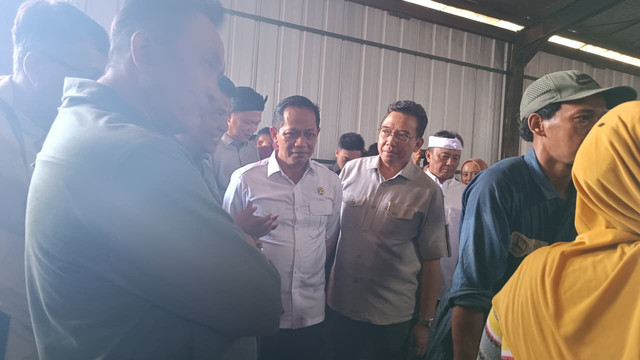 Menteri LH, Hanif Faisol Nurofiq, meninjau TPS Pasar Caringin, Kota Bandung, pada Jumat (16/1/2026). Foto: Abisatya/kumparan