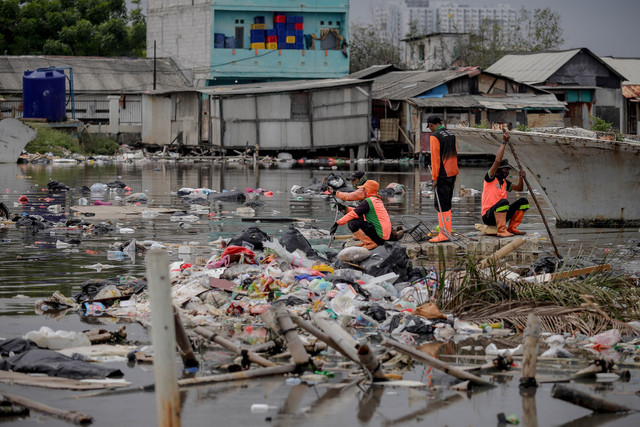Petugas Dinas Lingkungan Hidup Jakarta Utara dan Kepulauan Seribu melakukan pembersihan sampah di kawasan Muara Baru, Penjaringan, Jakarta Utara, Jumat (16/1/2026). Foto: Jamal Ramadhan/kumparan