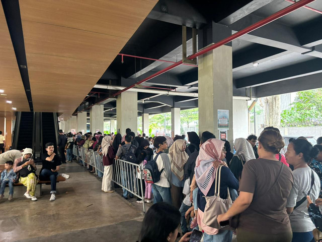 Suasana antrean Planetarium, Taman Ismail Marzuki (TIM), Jakarta Pusat, Jumat (16/1). Foto: Amira Nada Fauziyyah/kumparan