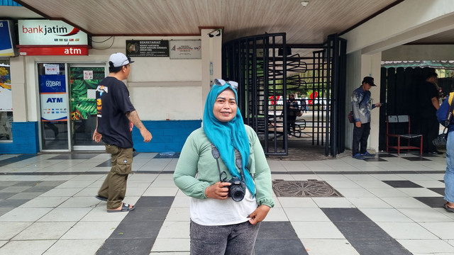 Uut fotografer jalanan di Kebun Binatang Surabaya. Dok: Farusma/kumparan