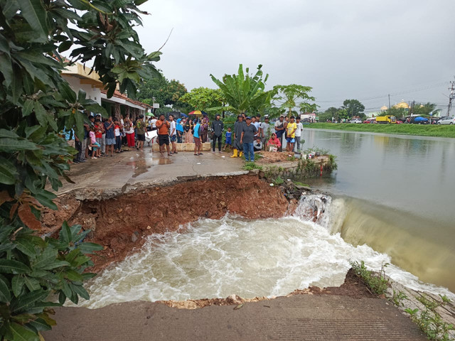 Tanggul Irigasi Tarum Barat yang jebol. Dok: kumparan