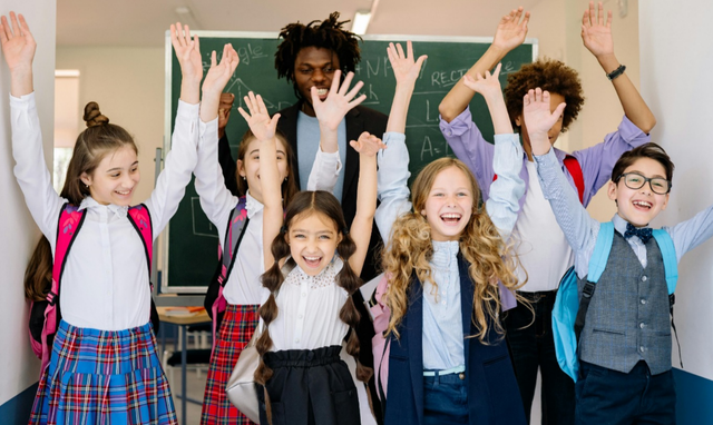 Ilustrasi murid yang puas dengan pelayanan prima oleh sekolah. Foto: Pexels