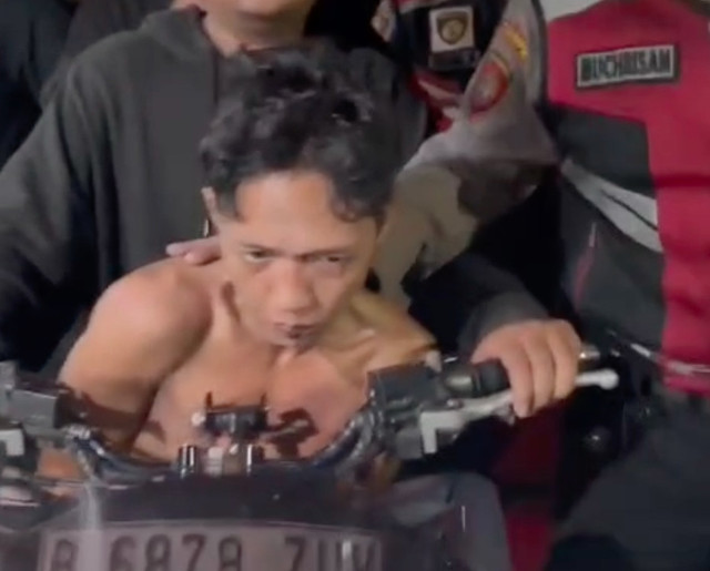 Salah satu pelaku pencurian motor di Depok, saat digiring polisi. Dok: Istimewa