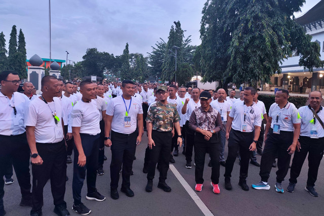 Calon petugas haji long march bersama Wamenhaj, Dahnil Anzar Simanjuntak. Foto: Lutfan Darmawan/kumparan