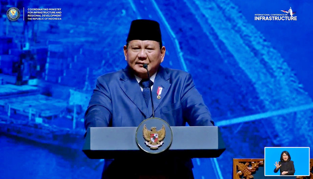 Presiden RI, Prabowo Subianto, memberikan paparannya mengenai pentingnya megaproyek Giant Sea Wall. Foto: Dok. Bakom RI