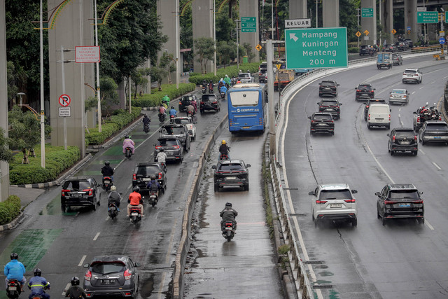 Pengendara motor dan mobil mengikuti bus Transjakarta melintasi jalur bus Transjakarta di Jalan Gatot Subroto, Jakarta, Sabtu (17/1/2026). Foto: Jamal Ramadhan/kumparan