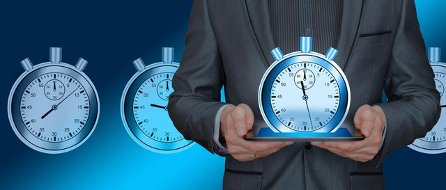 https://pixabay.com/id/photos/waktu-pengusaha-tablet-roda-gigi-2676368/