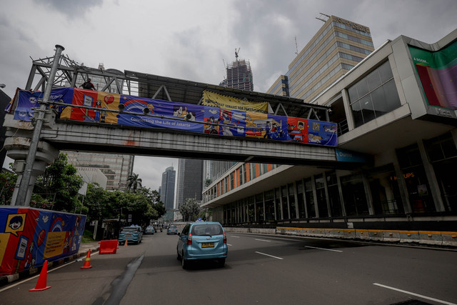 Pekerja menyelesaikan pembangunan jembatan penyeberangan orang (JPO) Sarinah di Jalan MH Thamrin, Jakarta, Sabtu (17/1/2026). Foto: Jamal Ramadhan/kumparan