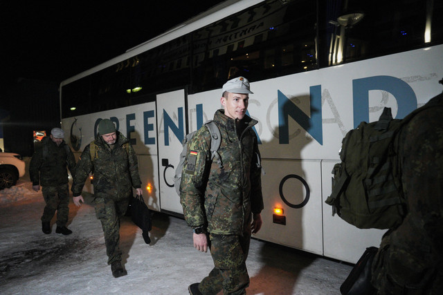 Personel militer dari Angkatan Bersenjata Jerman (Bundeswehr) menaiki bus saat meninggalkan markas Komando Arktik setelah diberi pengarahan pada malam hari setelah kedatangan mereka di Nuuk, Greenland pada Jumat (16/1/2026). Foto: Alessandro Rampazzo/AFP